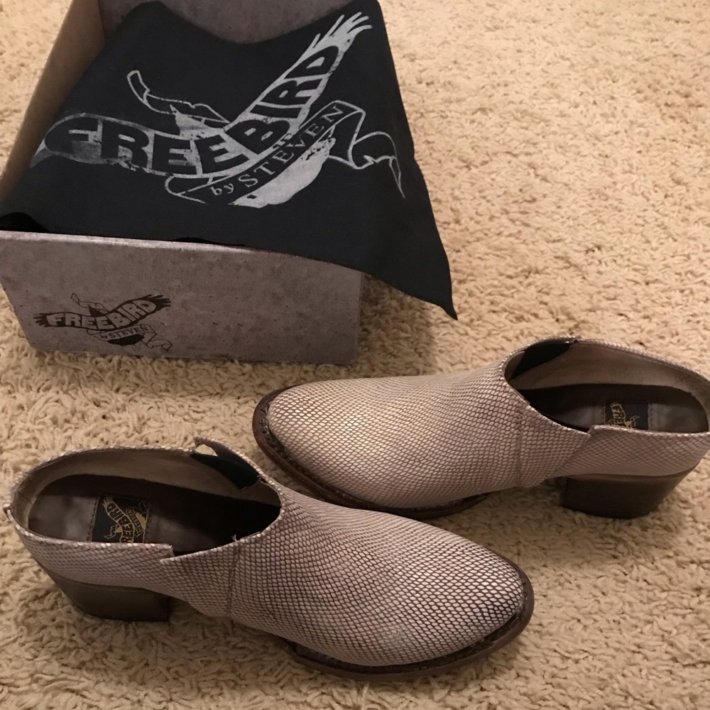 Freebird  by Steven white snake Shae size 7 EUC